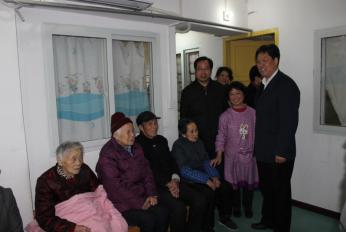市民政局罗局长看望老人